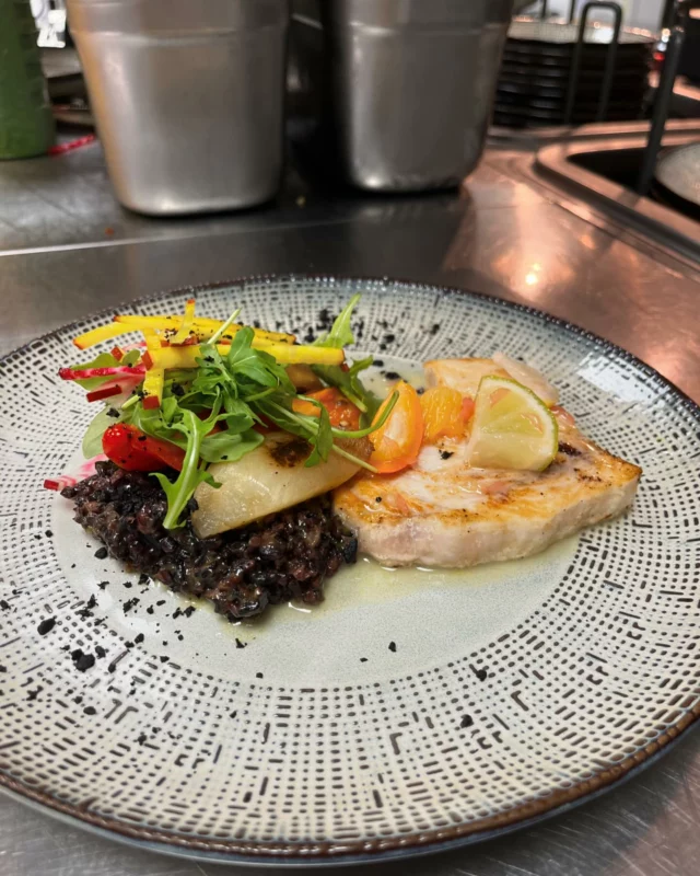À la carte ! Espadon à la planche, marinade aux agrumes servi avec des légumes et du riz noir ! 🍋🍊🐟
#poisson #plancha #restaurant #restauratmontpellier #instagram #instagood #instafood #foodporn #suddefrance