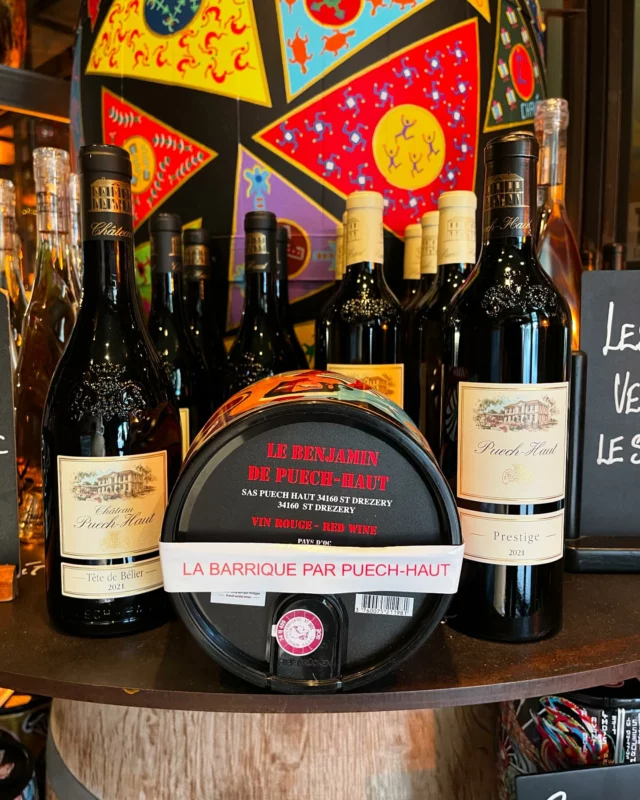 1 mois 1 domaine ! On continue sur le domaine Puech - Haut, avec la présentation de leur vin rouge ( vendu au 106 ) Toujours avec l’offre 5 + 1 
La Tête de Bélier ( Syrah, grenache, Mourvèdre) 165€
Le Prestige ( grenache noir, Syrah, Carignan) 90€
Le Bib Art, décoré avec des collaborations d’artistes venue d’univers différents (25€, le Bib art) 
Venez vite en acquérir, on ne les tient pas !!! 🍇