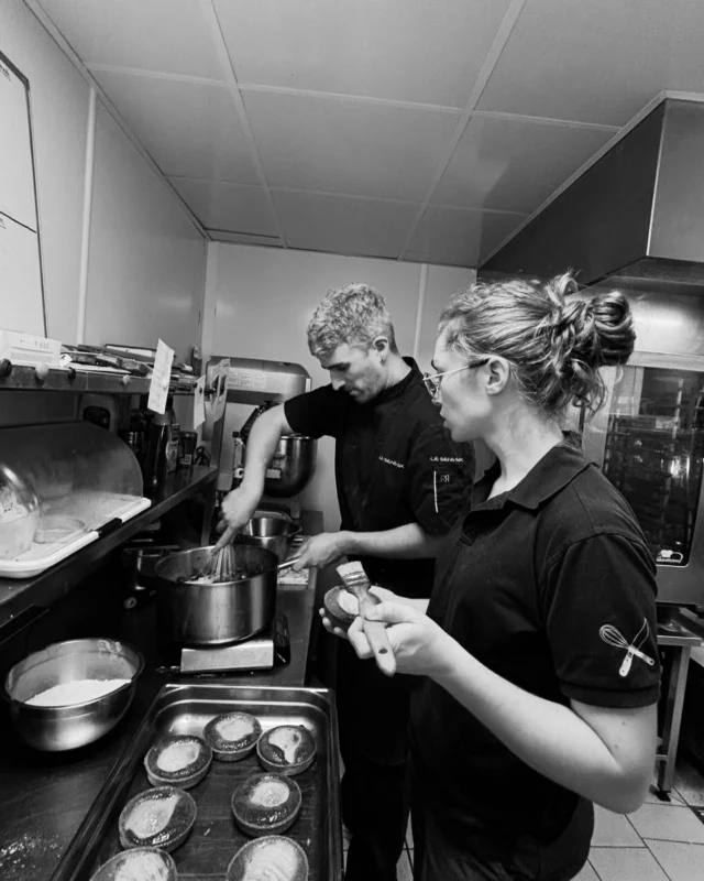 Quand la salle et la cuisine partage leur savoir faire !!!
Des moments d’échanges pour apprécier et comprendre le travail de chacun 🫶

#travaildequipe #serveur #cuisinier #vivreensemble #passionrestauration #amitié #lesenssixmontpellier #lesenssix #restaurant #montpellier #instafood