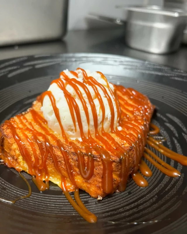 Suggestion : brioche caramélisé, caramel et glace fougasse d’aigues mortes … ou comment allié douceur et gourmandise !!! 
Venez la découvrir ou la redécouvrir … 🍞

#douceursucrée #dessertporn #reconfort #merierpassion #restaurantmontpellier #suddelafrance #foodporn #instagood #lesenssix #lesenssixrestaurant